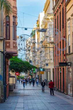 Santa Cruz, İspanya, 6 Ocak 2021: Santa Cruz, Tenerife, Kanarya Adaları, İspanya 'daki merkez cadde manzarası.