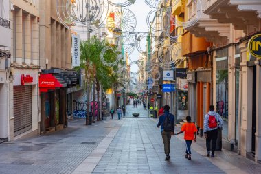 Santa Cruz, İspanya, 6 Ocak 2021: Santa Cruz, Tenerife, Kanarya Adaları, İspanya 'daki merkez cadde manzarası.