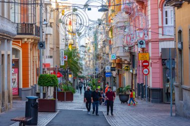 Santa Cruz, İspanya, 6 Ocak 2021: Santa Cruz, Tenerife, Kanarya Adaları, İspanya 'daki merkez cadde manzarası.