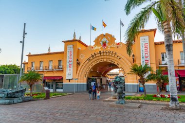 Santa Cruz, İspanya, 6 Ocak 2021: Santa Cruz, Tenerife, İspanya, İspanya 'daki bayanımızın pazar yeri.