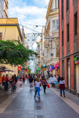 Santa Cruz, İspanya, 6 Ocak 2021: Santa Cruz, Tenerife, Kanarya Adaları, İspanya 'daki merkez cadde manzarası.
