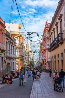 Santa Cruz, İspanya, 6 Ocak 2021: Santa Cruz, Tenerife, Kanarya Adaları, İspanya 'daki merkez cadde manzarası.