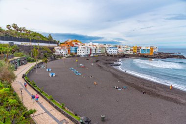 Puerto de la Cruz, İspanya, 4 Ocak 2021: Playa Maria Jimenez Puerto de la Cruz, Tenerife, Kanarya Adaları, İspanya .