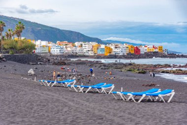 Puerto de la Cruz, İspanya, Janury 4, 2021: Porto de la Cruz, Tenerife 'de Playa Chica, İspanya .