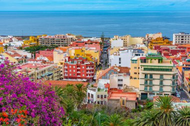 Puerto de la Cruz, İspanya, Janury 3, 2021: Tenerife, Kanarya Adaları 'nda Puerto de la Cruz Panoraması.