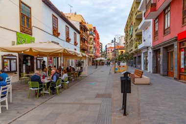 Puerto de la Cruz, İspanya, Janury 3, 2021: Puerto de la Cruz, Tenerife, İspanya 'nın Kanarya Adaları' ndaki merkez caddenin görüntüsü.