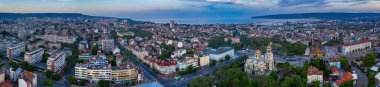 Varna, Bulgaristan, 10 Mayıs 2020: Bulgaristan 'ın Varna kentindeki Theotokos Katedrali' nin Dormition of the Theotokos Katedrali 'nin günbatımı
