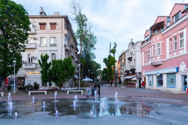 Varna, Bulgaristan, 10 Mayıs 2020: Bulgaristan 'ın Varna kentinde bir sokak manzarası