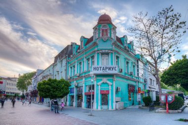 Varna, Bulgaristan, 10 Mayıs 2020: Bulgaristan 'ın Varna kentinde bir sokak manzarası