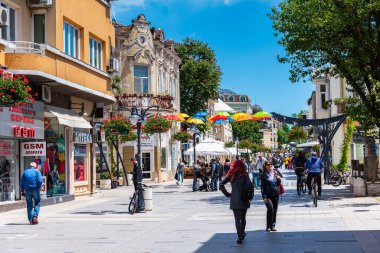 Burgaz, Bulgaristan, 23 Mayıs 2020: Bulgaristan 'ın Burgaz şehir merkezinde bir sokak manzarası