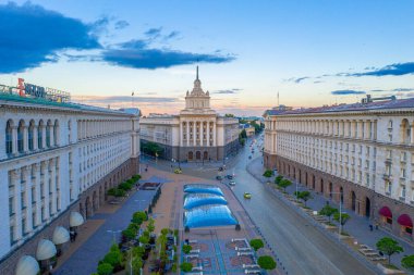 Sofya, Bulgaristan, 3 Haziran 2020: Sofya 'daki Largo Meydanı' nın gün batımı manzarası (resimde Kiril alfabesiyle yazılmış), Bulgaristan