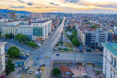 Sofya, Bulgaristan, 3 Haziran 2020: Sofya ve Bulgaristan 'ın Sveta Petka kilisesindeki Largo meydanının gün batımı manzarası
