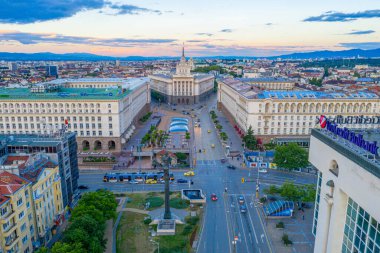 Sofya, Bulgaristan, 3 Haziran 2020: Sofya 'daki Largo meydanı, ulusal meclis binası ve Bulgaristan' ın Sveta Petka kilisesi ile günbatımı manzarası