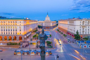 Sofya, Bulgaristan, 3 Haziran 2020: Sofya 'daki Largo meydanı, ulusal meclis binası ve Bulgaristan' ın Sveta Petka kilisesi ile günbatımı manzarası