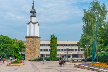 Botevgrad, Bulgaristan, 15 Haziran 2020: Bulgaristan 'ın Botevgrad kentindeki tarihi saat kulesi