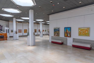 Vratsa, Bulgaristan, 16 Haziran 2020: Bulgaristan 'ın Vratsa kentindeki tarih müzesinin içi