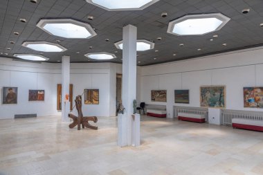 Vratsa, Bulgaristan, 16 Haziran 2020: Bulgaristan 'ın Vratsa kentindeki tarih müzesinin içi