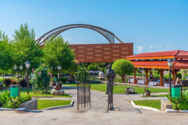 Şam, Bulgaristan, 24 Haziran 2020: Bulgaristan 'da gül yağı üretimini gösteren Şam etnoğrafi kompleksinin manzarası