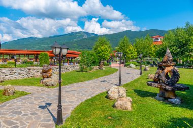 Şam, Bulgaristan, 24 Haziran 2020: Bulgaristan 'da gül yağı üretimini gösteren Şam etnoğrafi kompleksinin manzarası