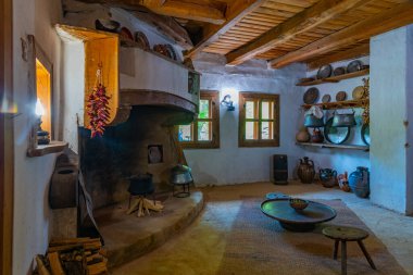 Etar, Bulgaristan, 24 Haziran 2020: Etar etnoğrafya kompleksinde çömlek atölyesi sergilendi