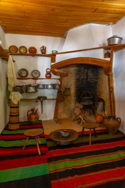 Etar, Bulgaristan, 24 Haziran 2020: Etar Etnoğrafya Kompleksi 'nde sergilenen geleneksel bir evin içi