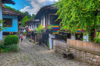 Etar, Bulgaristan, 24 Haziran 2020: Etar Etnoğrafya Kompleksi 'nde geleneksel Bulgar mimarisi sergilendi