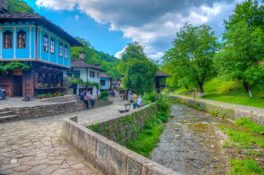 Etar, Bulgaristan, 24 Haziran 2020: Etar Etnoğrafya Kompleksi 'nde geleneksel Bulgar mimarisi sergilendi