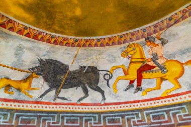 Aleksandrovo, Bulgaristan, 25 Haziran 2020: Bulgaristan 'daki Aleksandrovo Trakya mezarının dekorasyonu