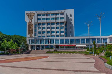 Zlatograd, Bulgaristan, 29 Haziran 2020: Bulgaristan 'ın Zlatograd kentinin ana meydanı