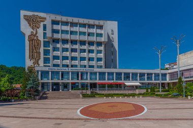 Zlatograd, Bulgaristan, 29 Haziran 2020: Bulgaristan 'ın Zlatograd kentinin ana meydanı