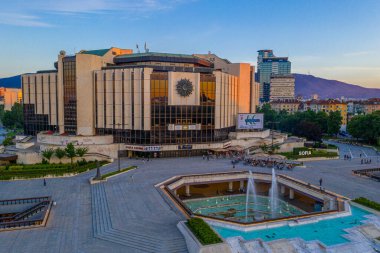 Sofya, Bulgaristan, 1 Temmuz 2020: Bulgaristan 'ın Sofya kentindeki Ulusal Kültür Sarayı' nın günbatımı hava manzarası