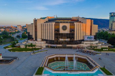 Sofya, Bulgaristan, 1 Temmuz 2020: Bulgaristan 'ın Sofya kentindeki Ulusal Kültür Sarayı' nın günbatımı hava manzarası