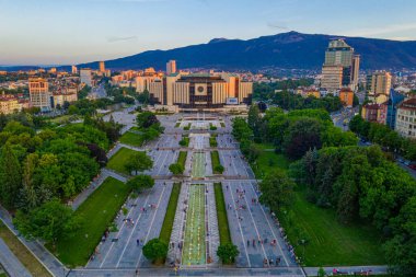 Sofya, Bulgaristan, 1 Temmuz 2020: Bulgaristan 'ın Sofya kentindeki Ulusal Kültür Sarayı' nın günbatımı hava manzarası