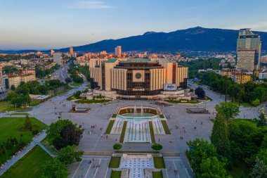 Sofya, Bulgaristan, 1 Temmuz 2020: Bulgaristan 'ın Sofya kentindeki Ulusal Kültür Sarayı' nın günbatımı hava manzarası