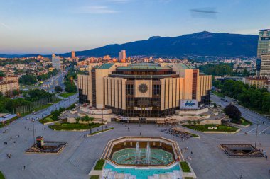 Sofya, Bulgaristan, 1 Temmuz 2020: Bulgaristan 'ın Sofya kentindeki Ulusal Kültür Sarayı' nın günbatımı hava manzarası