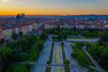 Sofya, Bulgaristan, 1 Temmuz 2020: Bulgaristan 'ın başkenti Sofya' daki Ulusal Kültür Sarayı 'na giden parkın gün batımı hava manzarası