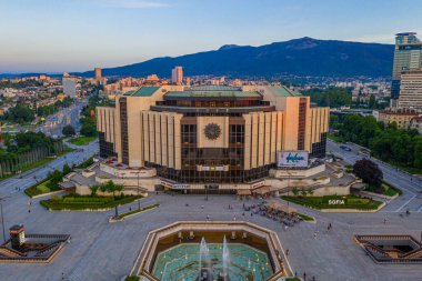 Sofya, Bulgaristan, 1 Temmuz 2020: Bulgaristan 'ın Sofya kentindeki Ulusal Kültür Sarayı' nın günbatımı hava manzarası