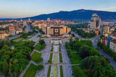 Sofya, Bulgaristan, 1 Temmuz 2020: Bulgaristan 'ın Sofya kentindeki Ulusal Kültür Sarayı' nın günbatımı hava manzarası