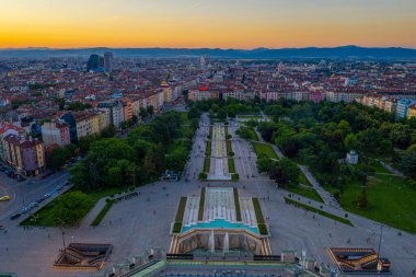 Sofya, Bulgaristan, 1 Temmuz 2020: Bulgaristan 'ın başkenti Sofya' daki Ulusal Kültür Sarayı 'na giden parkın gün batımı hava manzarası