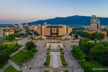 Sofya, Bulgaristan, 1 Temmuz 2020: Bulgaristan 'ın Sofya kentindeki Ulusal Kültür Sarayı' nın günbatımı hava manzarası