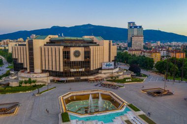 Sofya, Bulgaristan, 1 Temmuz 2020: Bulgaristan 'ın Sofya kentindeki Ulusal Kültür Sarayı' nın günbatımı hava manzarası