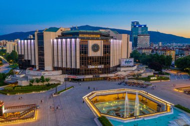 Sofya, Bulgaristan, 1 Temmuz 2020: Bulgaristan 'ın Sofya kentindeki Ulusal Kültür Sarayı' nın günbatımı hava manzarası