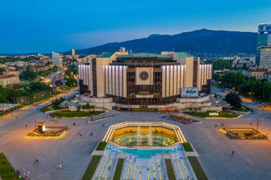 Sofya, Bulgaristan, 1 Temmuz 2020: Bulgaristan 'ın Sofya kentindeki Ulusal Kültür Sarayı' nın günbatımı hava manzarası