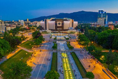 Sofya, Bulgaristan, 1 Temmuz 2020: Bulgaristan 'ın Sofya kentindeki Ulusal Kültür Sarayı' nın günbatımı hava manzarası