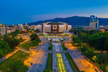 Sofya, Bulgaristan, 1 Temmuz 2020: Bulgaristan 'ın Sofya kentindeki Ulusal Kültür Sarayı' nın günbatımı hava manzarası