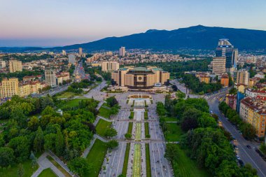 Sofya, Bulgaristan, 1 Temmuz 2020: Bulgaristan 'ın Sofya kentindeki Ulusal Kültür Sarayı' nın günbatımı hava manzarası