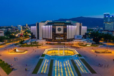 Sofya, Bulgaristan, 1 Temmuz 2020: Bulgaristan 'ın Sofya kentindeki Ulusal Kültür Sarayı' nın günbatımı hava manzarası