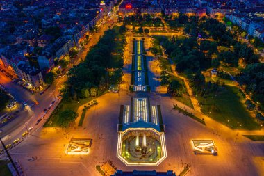 Sofya, Bulgaristan, 1 Temmuz 2020: Bulgaristan 'ın başkenti Sofya' daki Ulusal Kültür Sarayı 'na giden parkın gün batımı hava manzarası