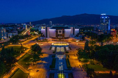 Sofya, Bulgaristan, 1 Temmuz 2020: Bulgaristan 'ın Sofya kentindeki Ulusal Kültür Sarayı' nın günbatımı hava manzarası