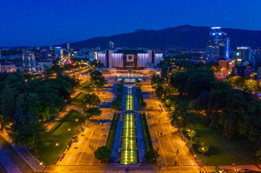Sofya, Bulgaristan, 1 Temmuz 2020: Bulgaristan 'ın Sofya kentindeki Ulusal Kültür Sarayı' nın günbatımı hava manzarası